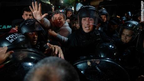 ماکسیمو کرشنر، چپ میانه، پسر کریستینا فرناندز، رئیس‌جمهور سابق آرژانتین و معاون رئیس‌جمهور کنونی این کشور، در میان نیروهای پلیس ضدشورش در جریان تظاهرات در بوئنوس آیرس، آرژانتین، در 27 اوت ژست می‌گیرد.
