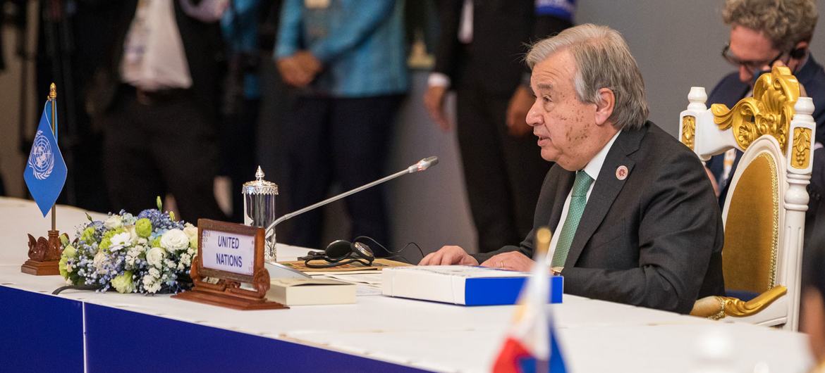 آنتونیو گوترش، دبیر کل سازمان ملل متحد در نشست سران اتحادیه کشورهای جنوب شرقی آسیا (آسه‌آن) - سازمان ملل در پنوم پن، کامبوج سخنرانی می‌کند.