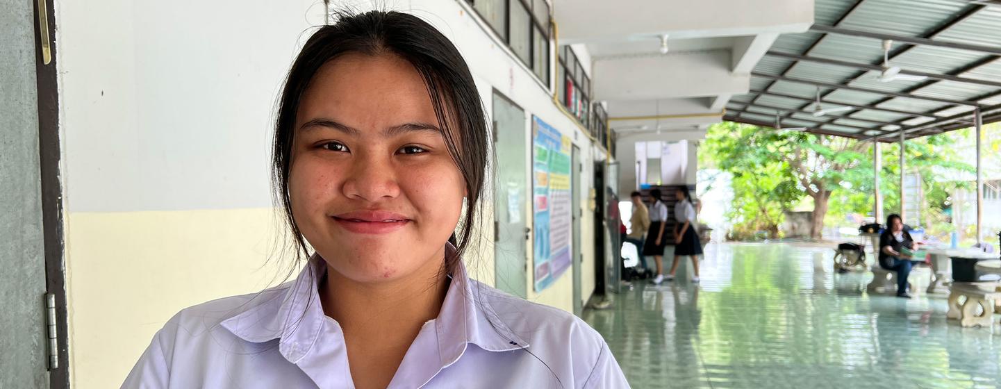 Parn یک مربی همسالان در مورد مسائل جنسی در هر مدرسه در شمال تایلند است.