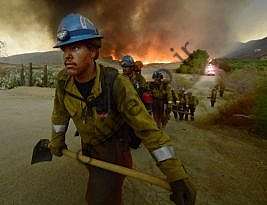 آتش‌سوزی فیرویو در نزدیکی همت، کالیفرنیا، منفجر شد و تقریباً 20 هزار هکتار را سوزاند و مجبور به تخلیه شد.