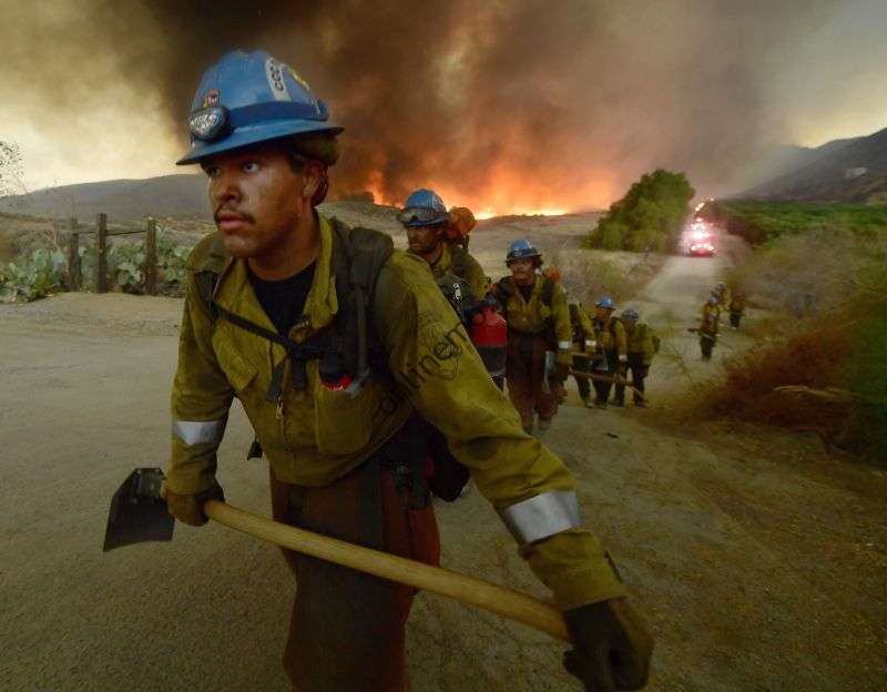 آتش‌سوزی فیرویو در نزدیکی همت، کالیفرنیا، منفجر شد و تقریباً 20 هزار هکتار را سوزاند و مجبور به تخلیه شد.