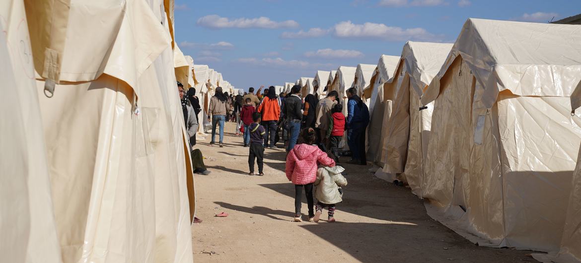 خانواده های آواره زلزله به طور موقت در چادرهای عزیز سوریه اسکان داده شده اند. 